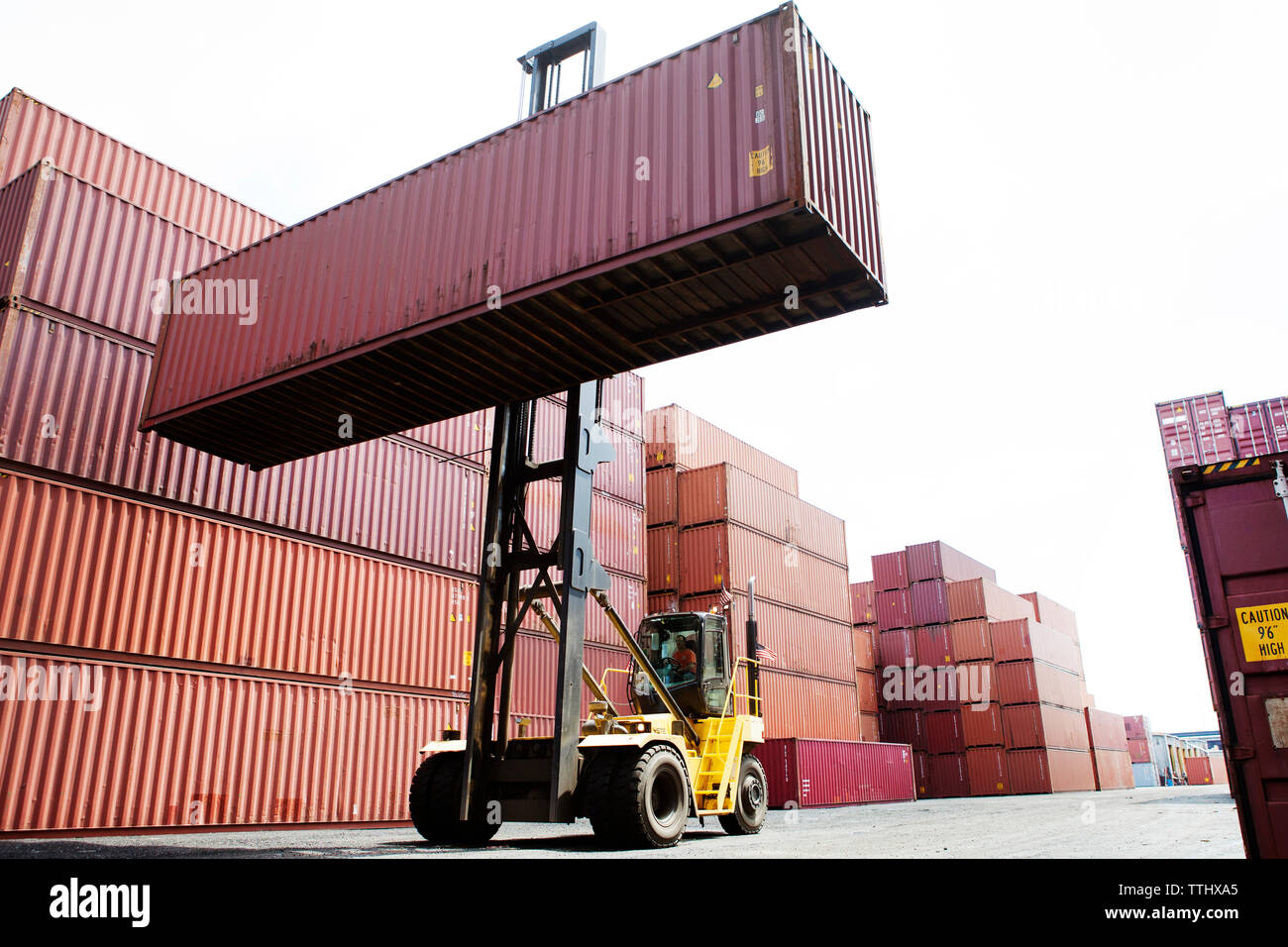 Mann Transport Cargo Container von Gabelstapler in Commercial Dock Stockfoto