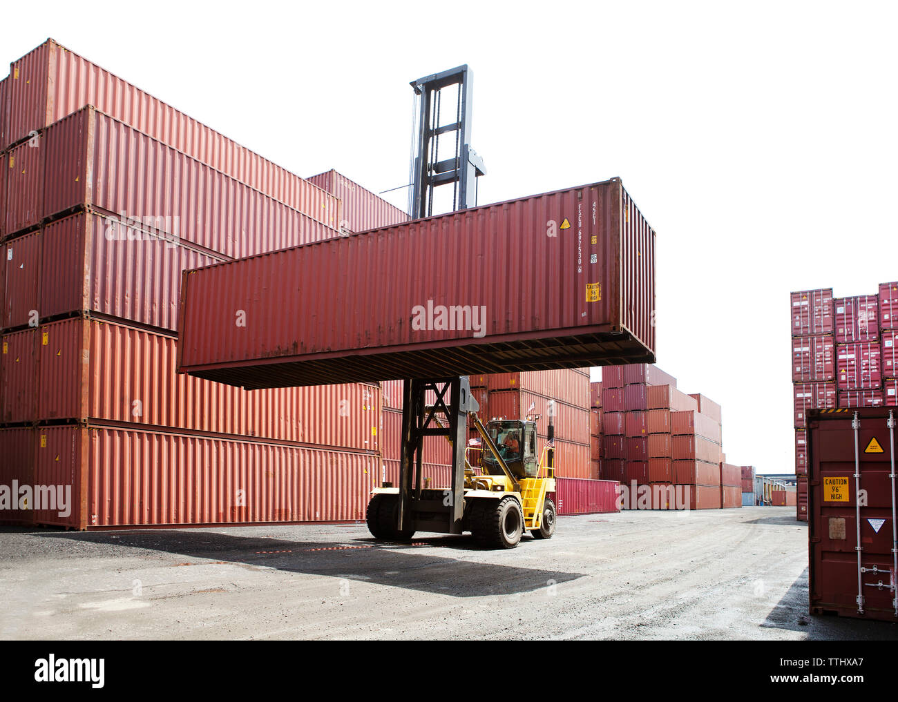 Person Transport Cargo Container von Gabelstapler in Commercial Dock Stockfoto