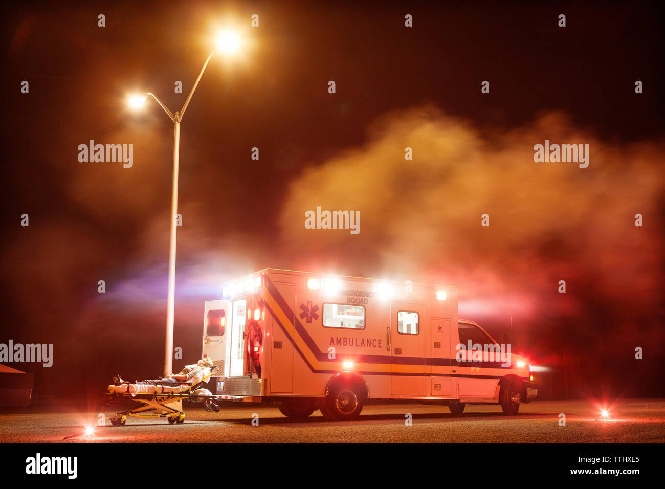 Patient liegt auf Krankenhaus auf einer Trage mit dem Krankenwagen in der Nacht Stockfoto