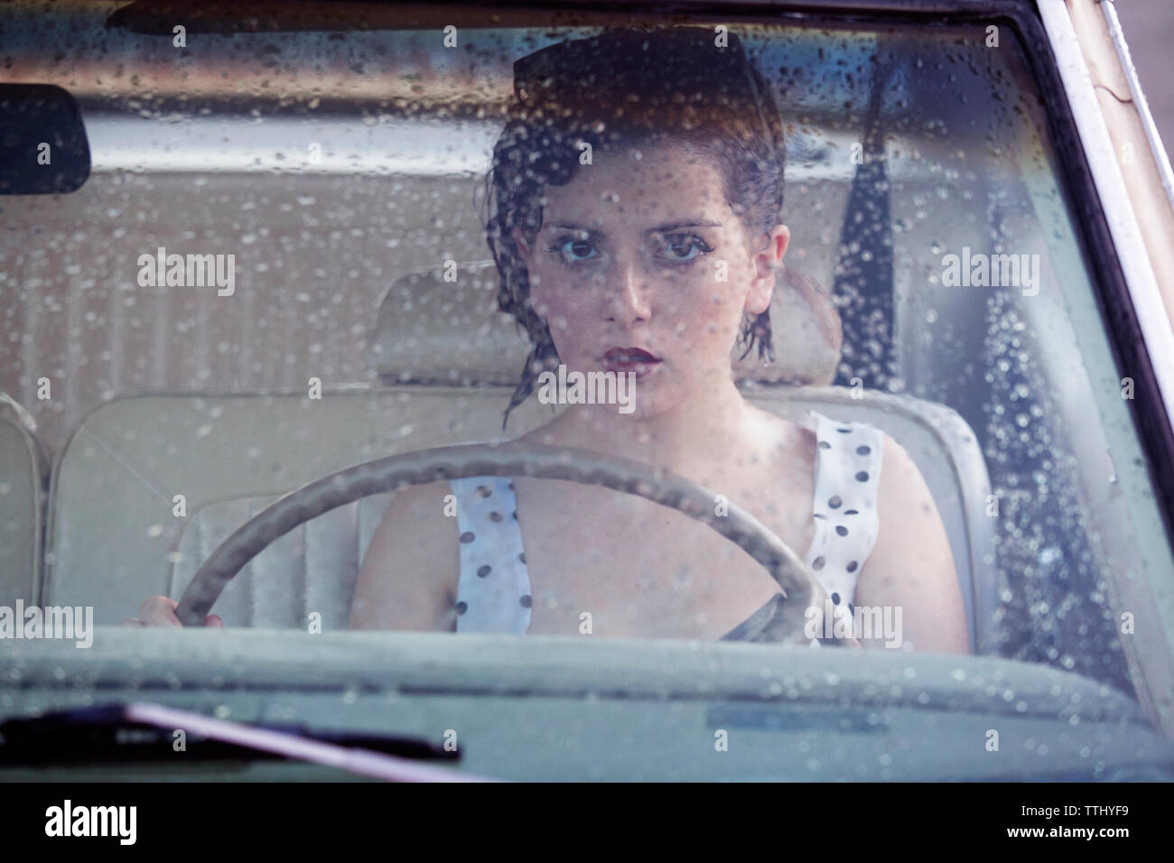 Portrait von Frau mit kurzen Haaren im Auto sitzen Stockfoto