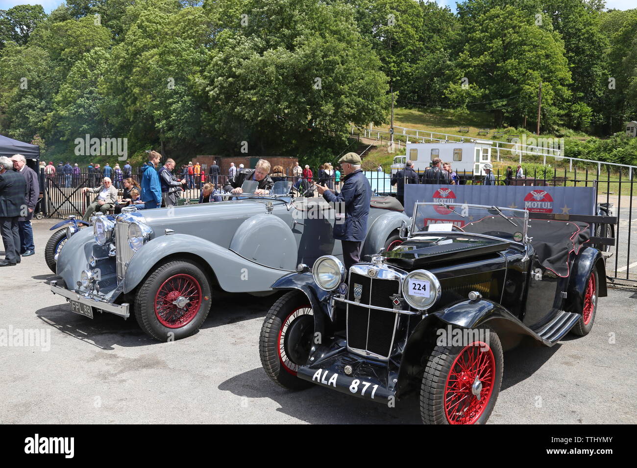 Lagonda LG 45 (1937) und MG K1 (1933), zwölf Motorsport Festival 2019, Brooklands Museum, Weybridge, Surrey, England, Großbritannien, UK Europa Stockfoto