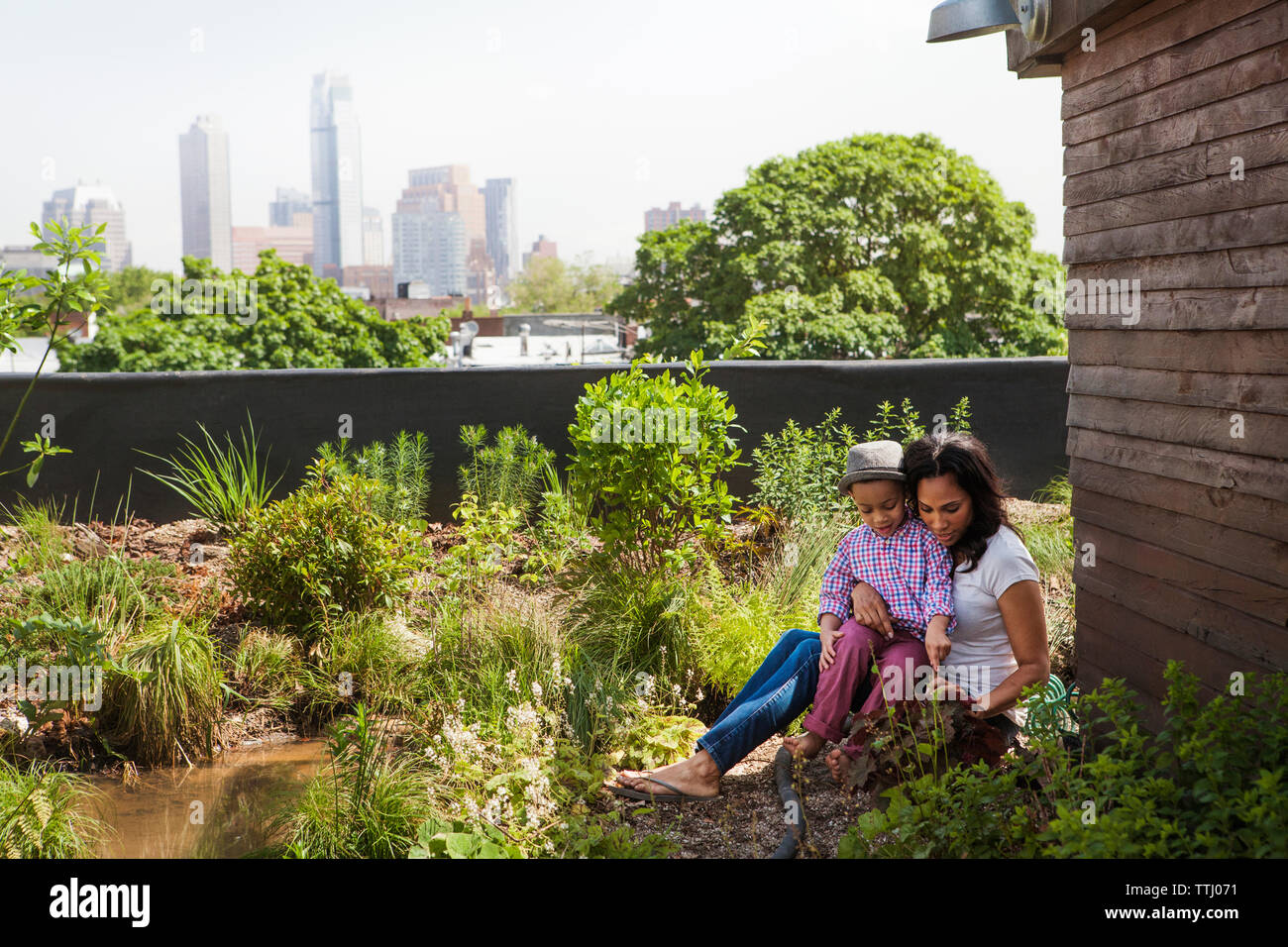 Mutter mit Sohn im Hinterhof Stockfoto