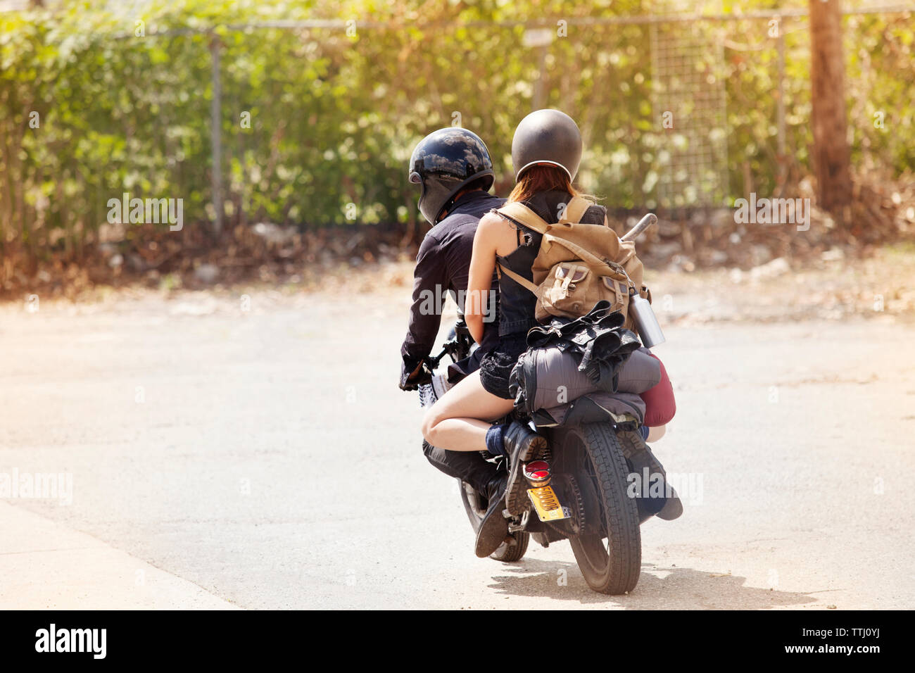 Ansicht der Rückseite des Paar reiten auf Motorrad Stockfoto