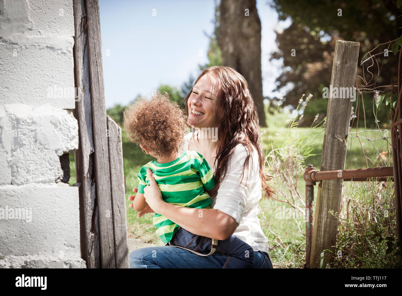 Glückliche Mutter mit Sohn im Hinterhof Stockfoto