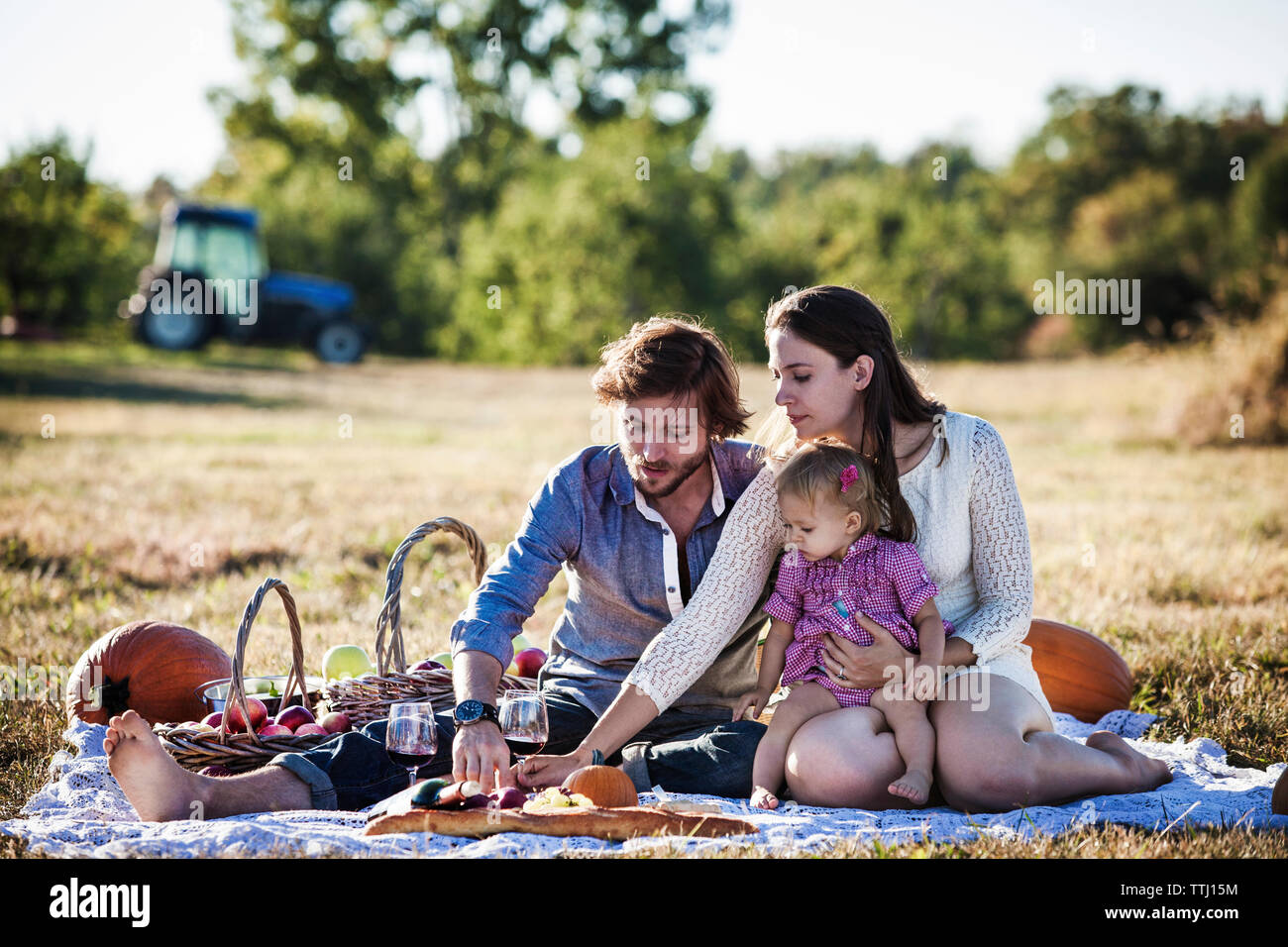 Familie Obst essen bei Picknick an einem sonnigen Tag Stockfoto