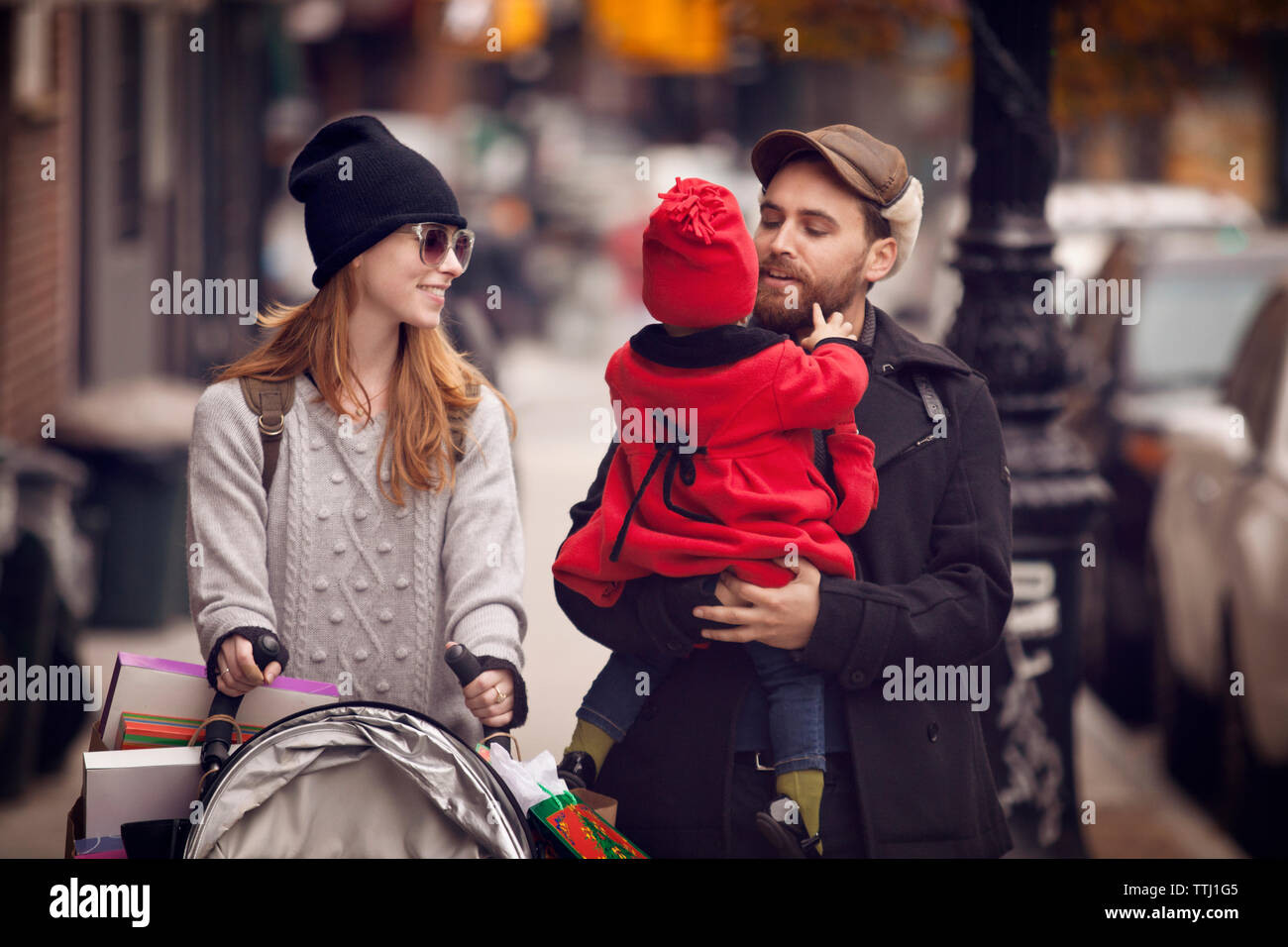 Vater mit Tochter beim Spaziergang mit der Frau auf der Straße Stockfoto