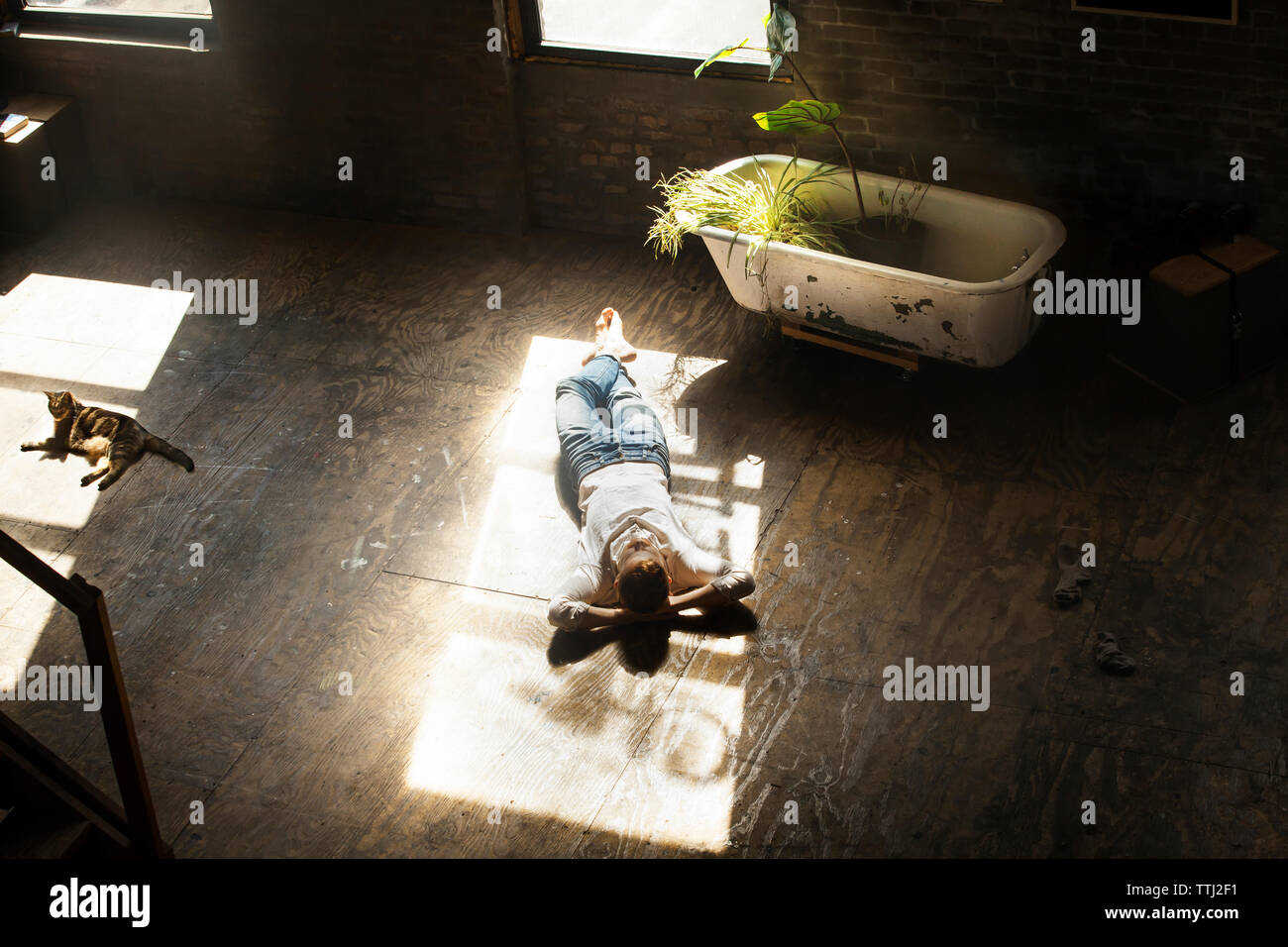 Hohe Betrachtungswinkel und der Mann auf dem Boden liegen zu Hause Stockfoto