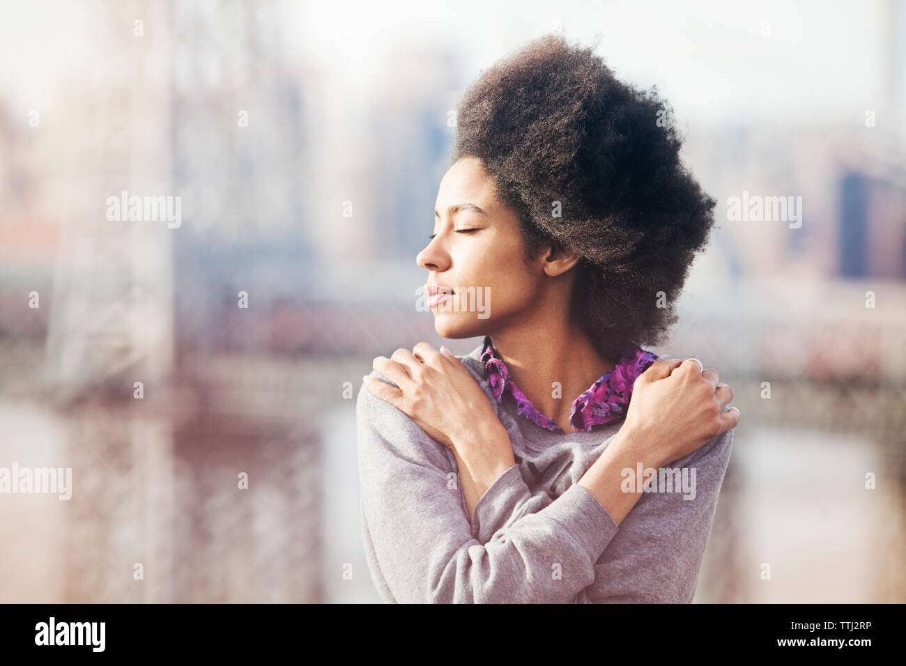 Die Frau selbst, die an einem sonnigen Tag Stockfoto