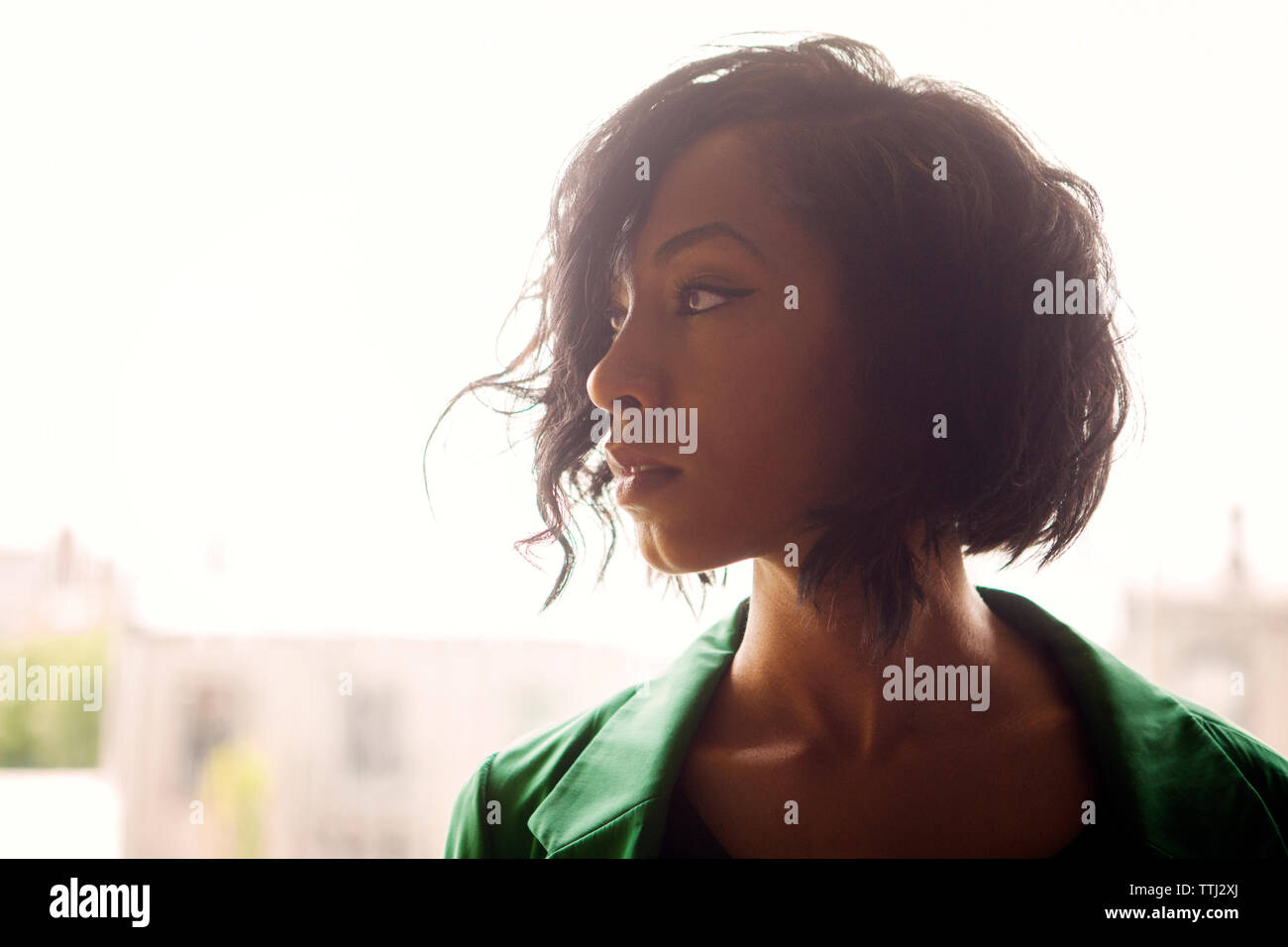 Frau gegen das Fenster zu Hause Stockfoto