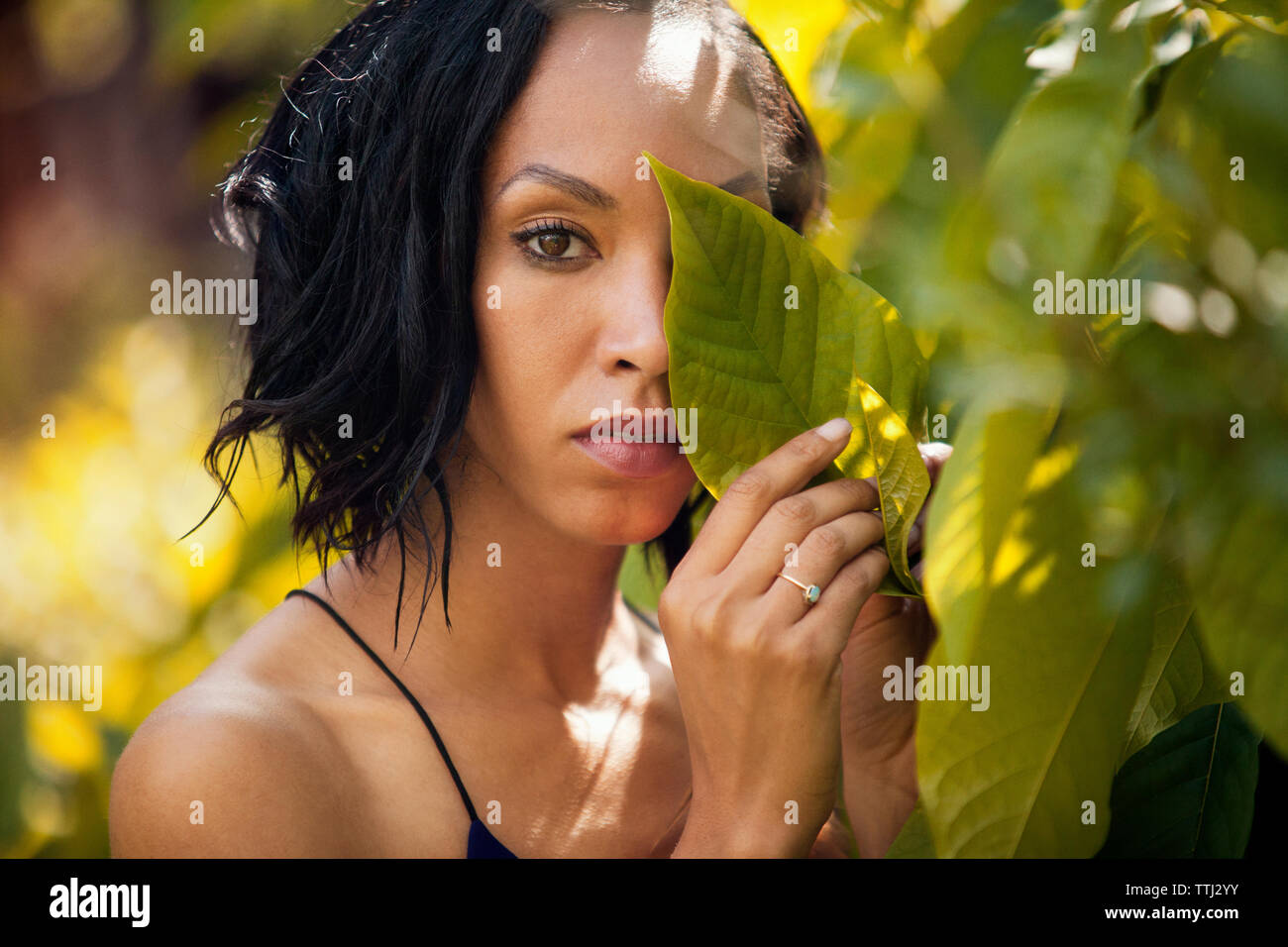 Porträt der Frau mit Blatt Stockfoto