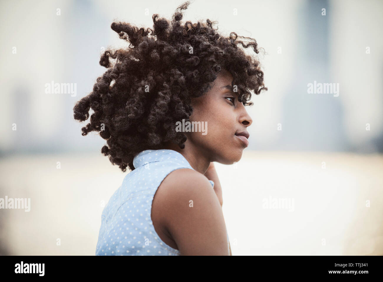 Seitenansicht von der Frau mit dem lockigen Haar suchen Stockfoto