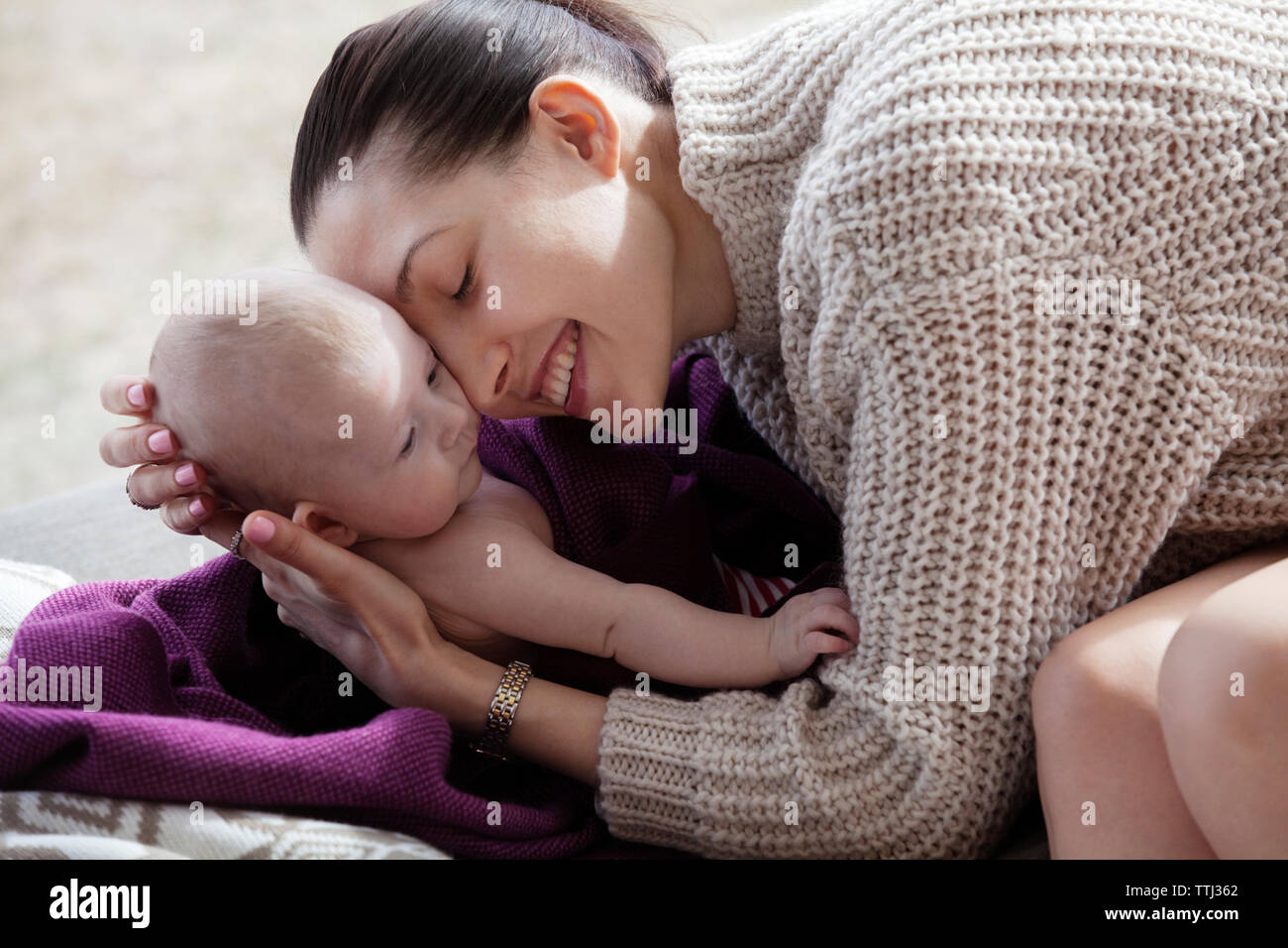 Gerne Frau mit niedlichen Baby Mädchen zu Hause Stockfoto