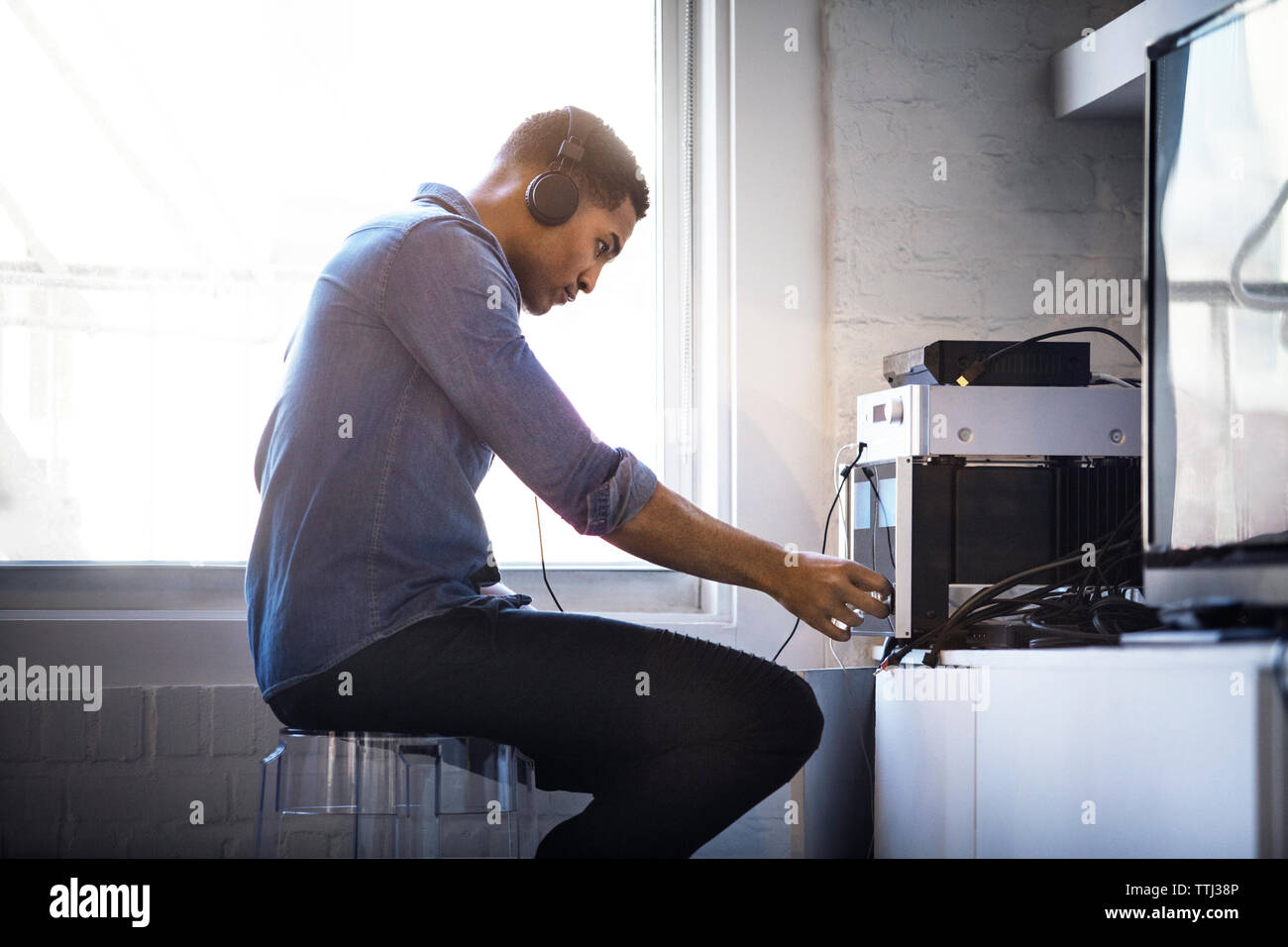 Seitenansicht des Menschen Musik zu Hause. Stockfoto