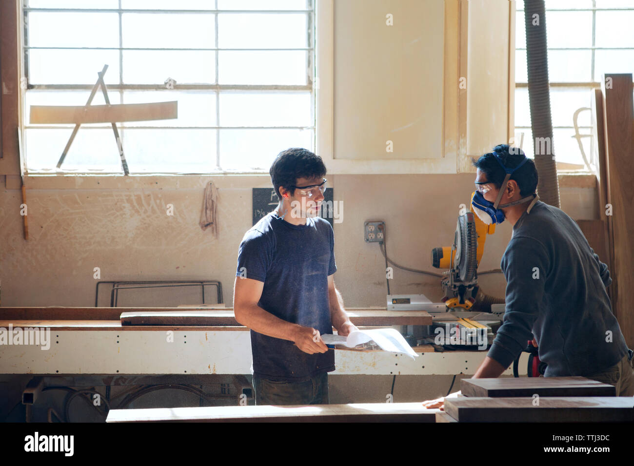 Zimmerleute, Diskutieren, planen in der Werkstatt Stockfoto