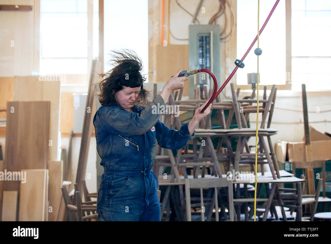 Frau Zimmermann von der Hochdruckleitung am Workshop durchgebrannt Stockfoto Frau Zimmermann von der Hochdruckleitung am Workshop durchgebrannt Stockfoto