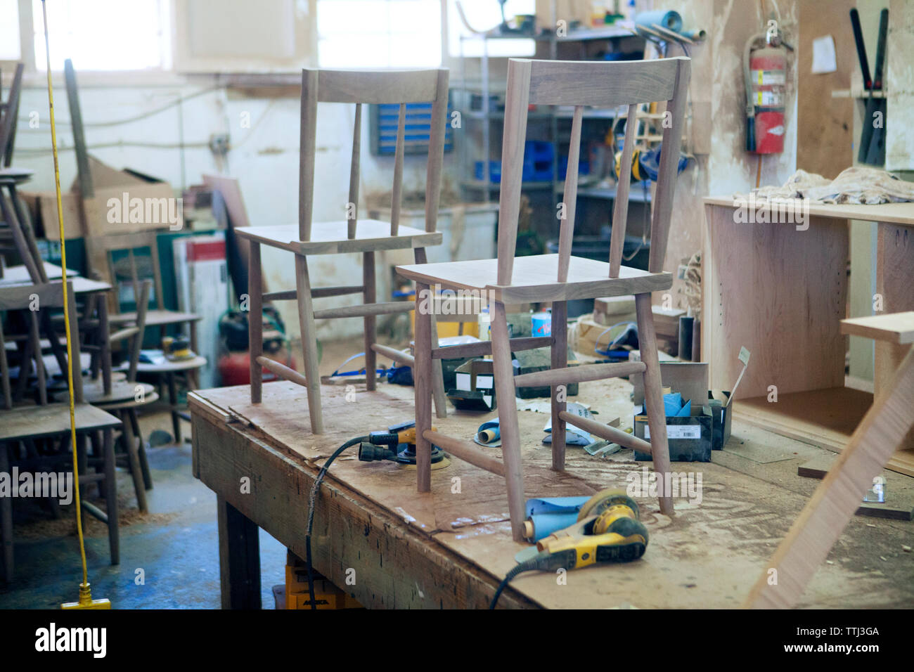 Stühle aus Holz und Werkzeuge in der Industrie Stockfoto