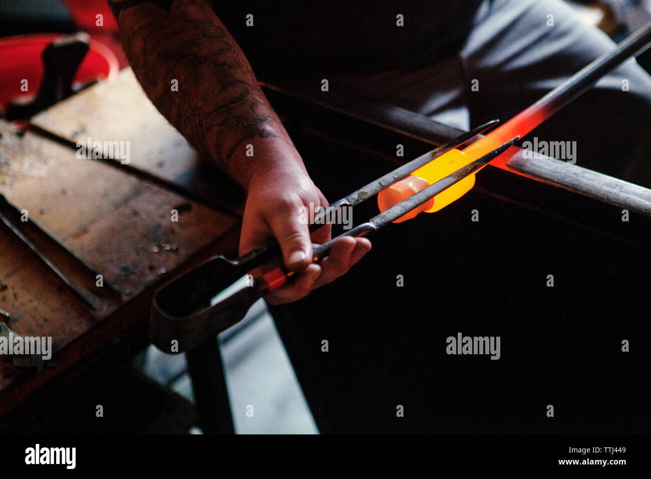 Mittelteil der Glasbläser molding Form in der Werkstatt Stockfoto