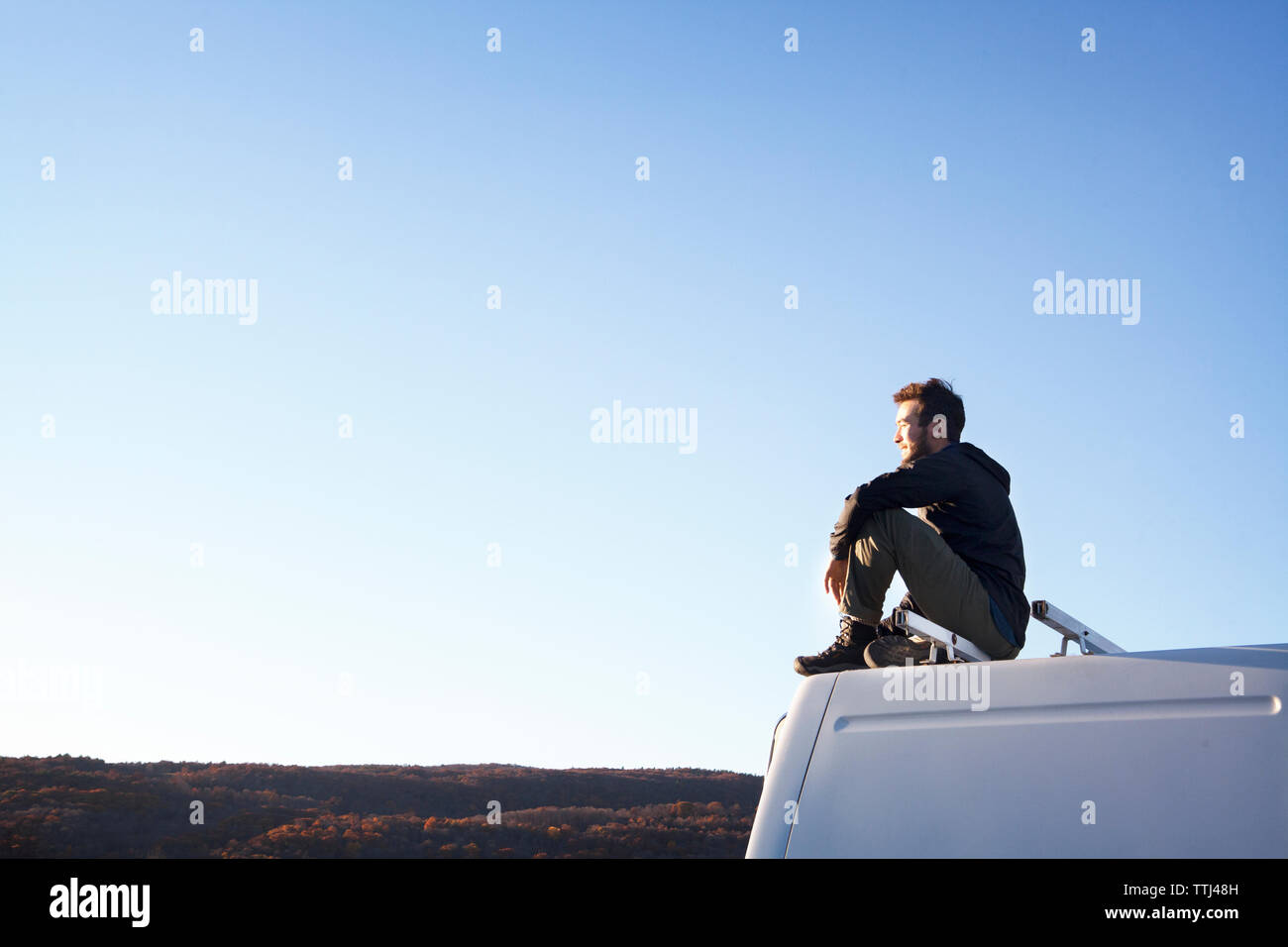 Seitenansicht des nachdenklichen Mann sitzt auf Wohnmobil Stockfoto