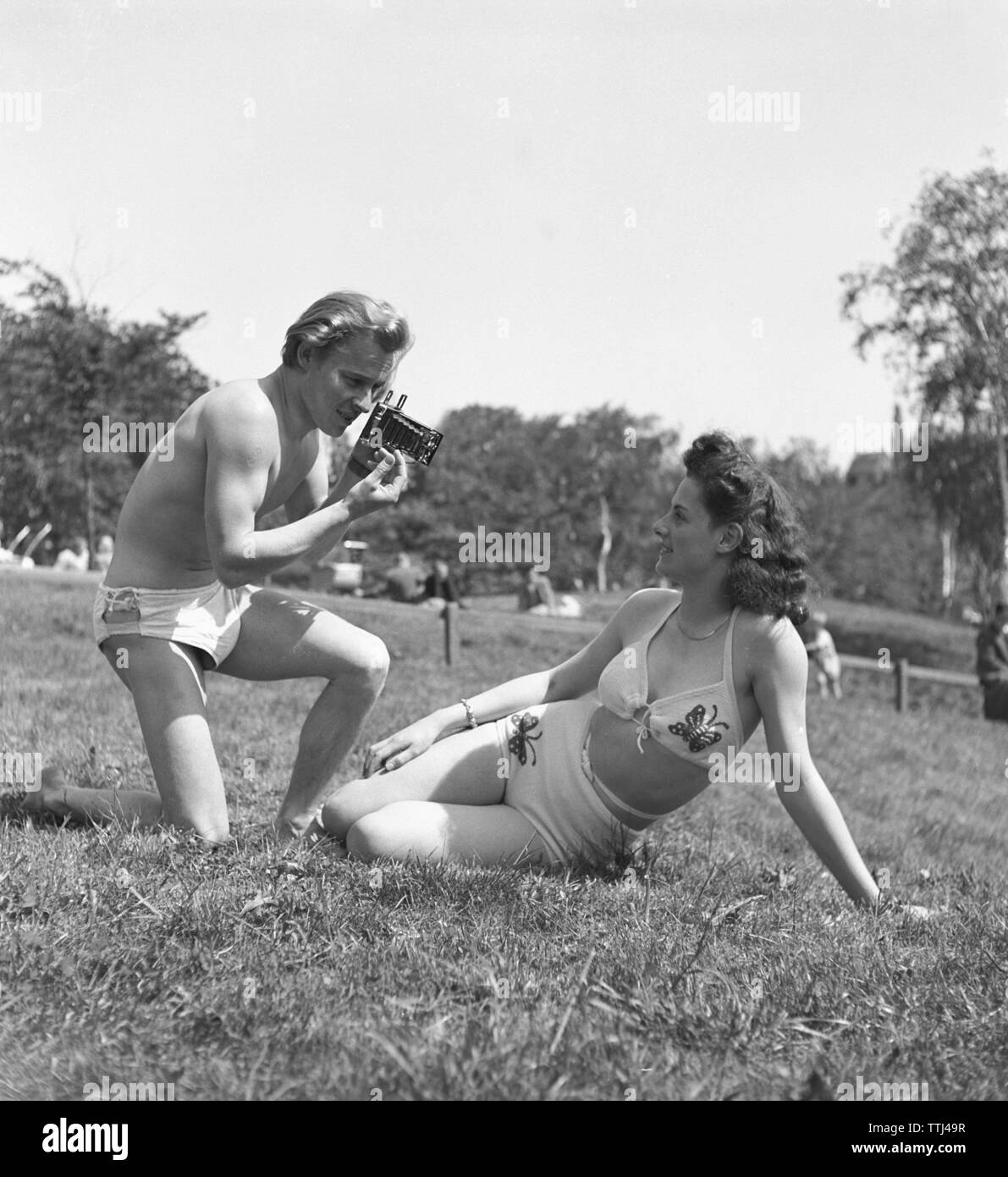 Amateur Fotograf in den 1940er Jahren. Ein junger Mann ist, die Bilder von seiner Freundin. Schweden 1944. Foto Kristoffersson Ref H 141-6 Stockfoto