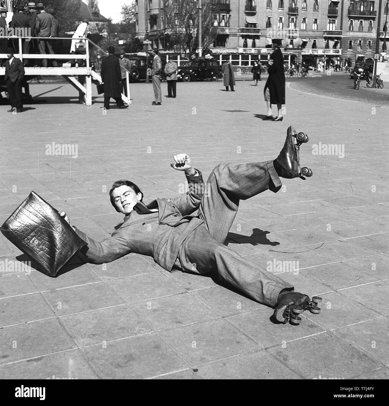 Spaß in den 1940er Jahren. Ein junger Mann auf rollerskates hat seine Balance und liegt auf dem Boden verloren. Schweden 1943. Kristoffersson ref D 60-3 Stockfoto