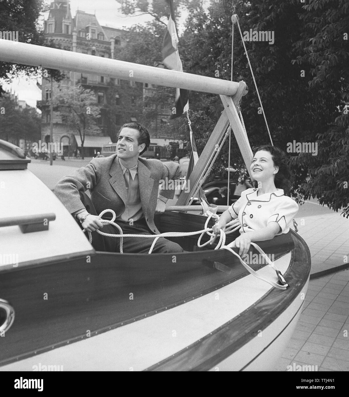 1940 Sommer. Ein junges Paar in einem Segelboot auf dem Trockenen. Sie haben das richtige Gespür für irgendwie Segeln. Schweden 1946 Kristoffersson ref U 88-5. Stockfoto