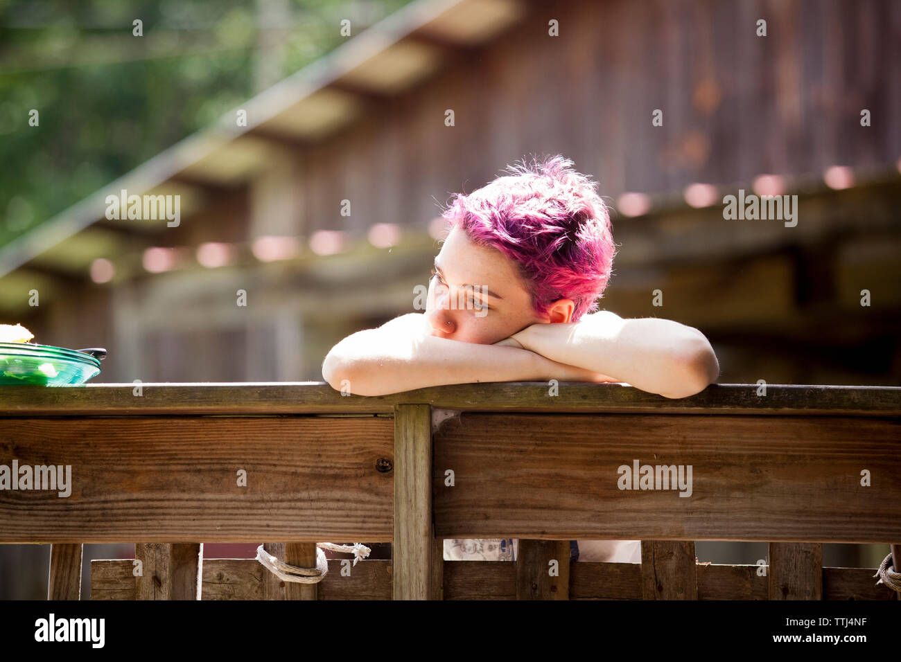Close-up von nachdenklich Frau lehnte sich auf Holzgeländer Stockfoto