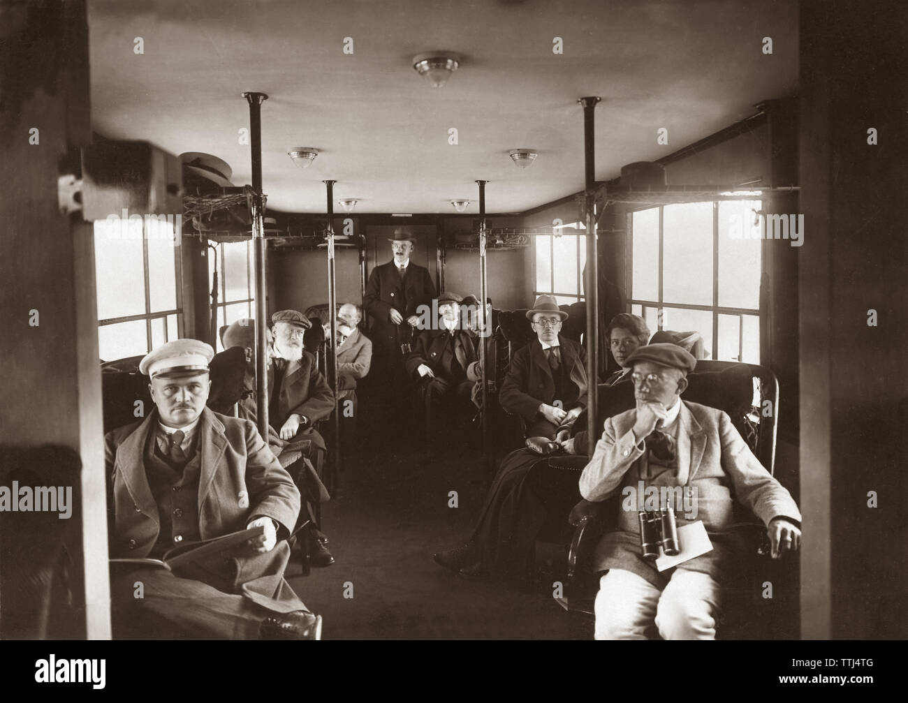 Zeppelin ersten Flug. LZ 120 Bodensee war ein Passagier - Durchführung von luftschiff Zeppelin Luftschiffbau 1919 gebaut. Dieses Bild ist während der Premiere Flug des Luftschiffs. Auf dem Weg von Friedrichshafen und Berlin am 24. August 1919. An Bord war, vier deutschen und schwedischen Journalisten und zwölf Passagiere. Stockfoto