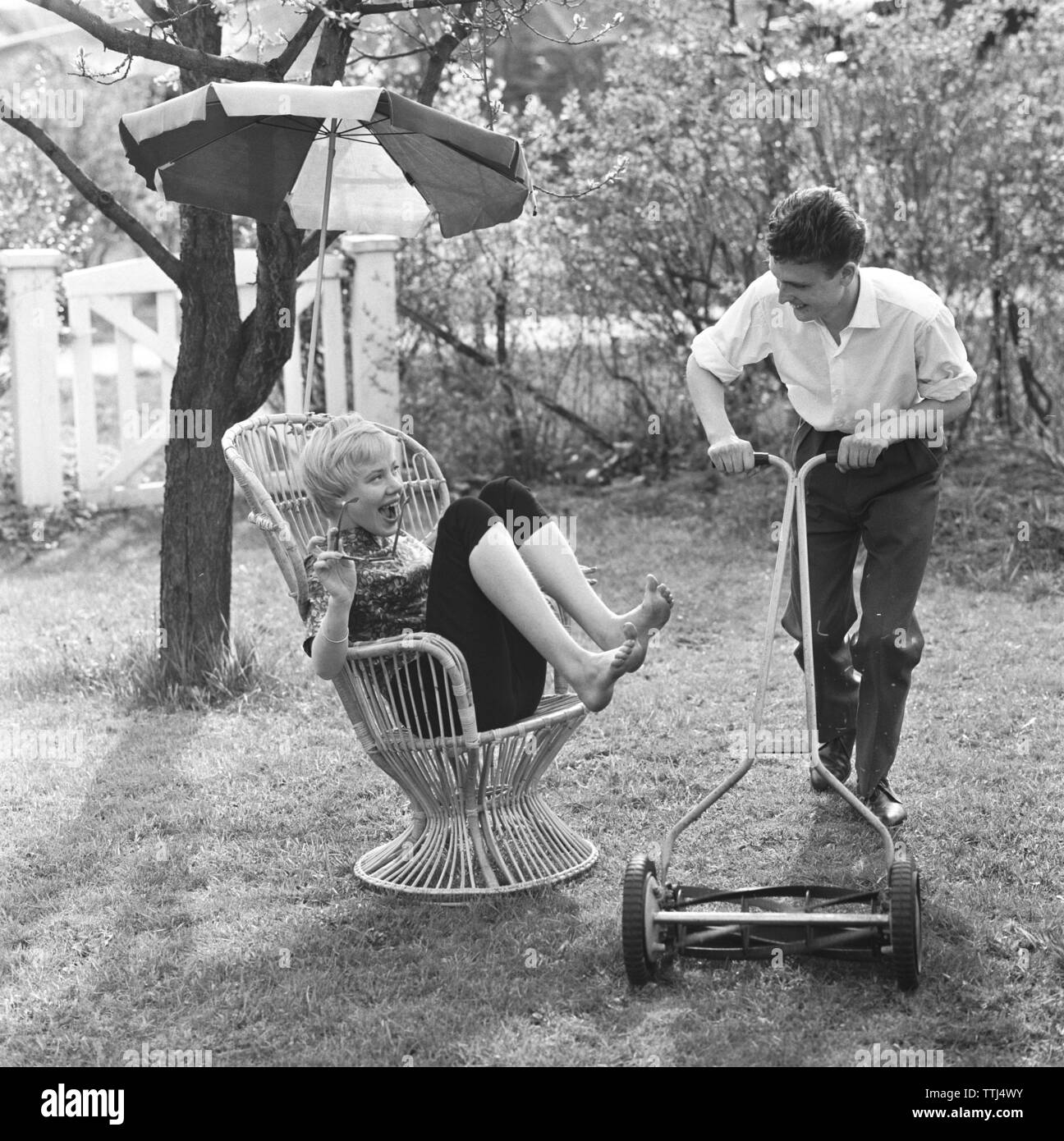 Frau hält dose Schwarzweiß-Stockfotos und -bilder - Alamy