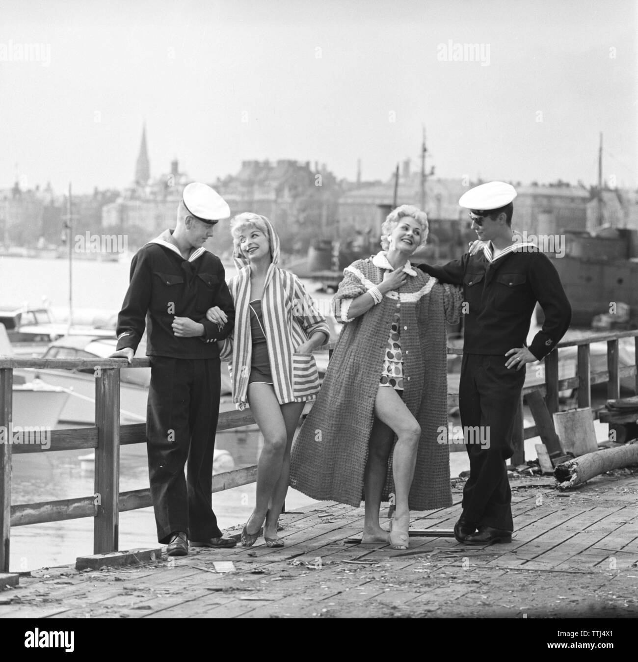50er Jahre Mode. Zwei junge Frauen mit Stil Sommer Mode der Saison. Zwei  Matrosen in Uniform trägt zu dem Thema. Schweden 1958 Stockfotografie -  Alamy