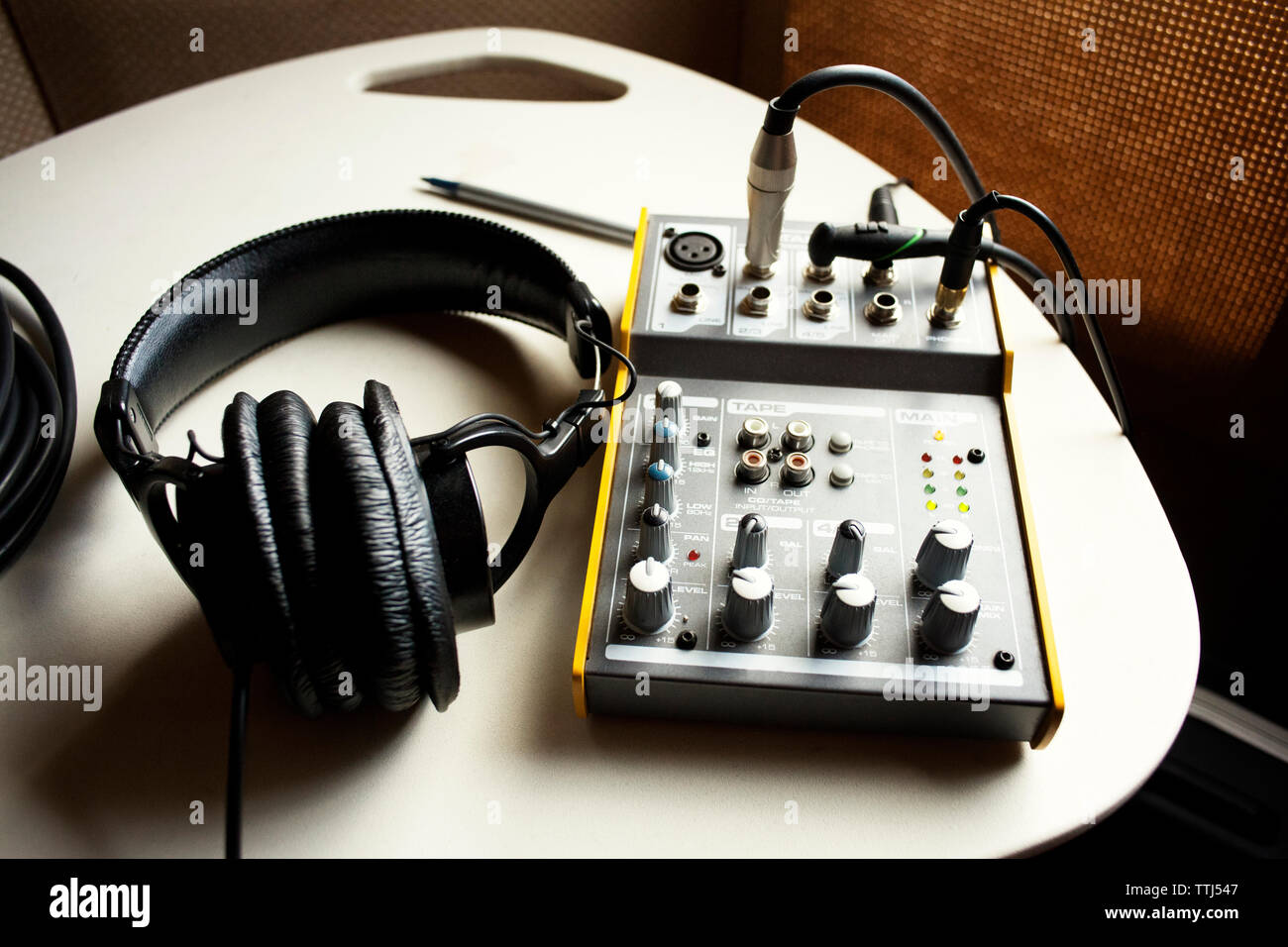Hohe Betrachtungswinkel von Kopfhörern und Audio Equipment auf Tisch Stockfoto