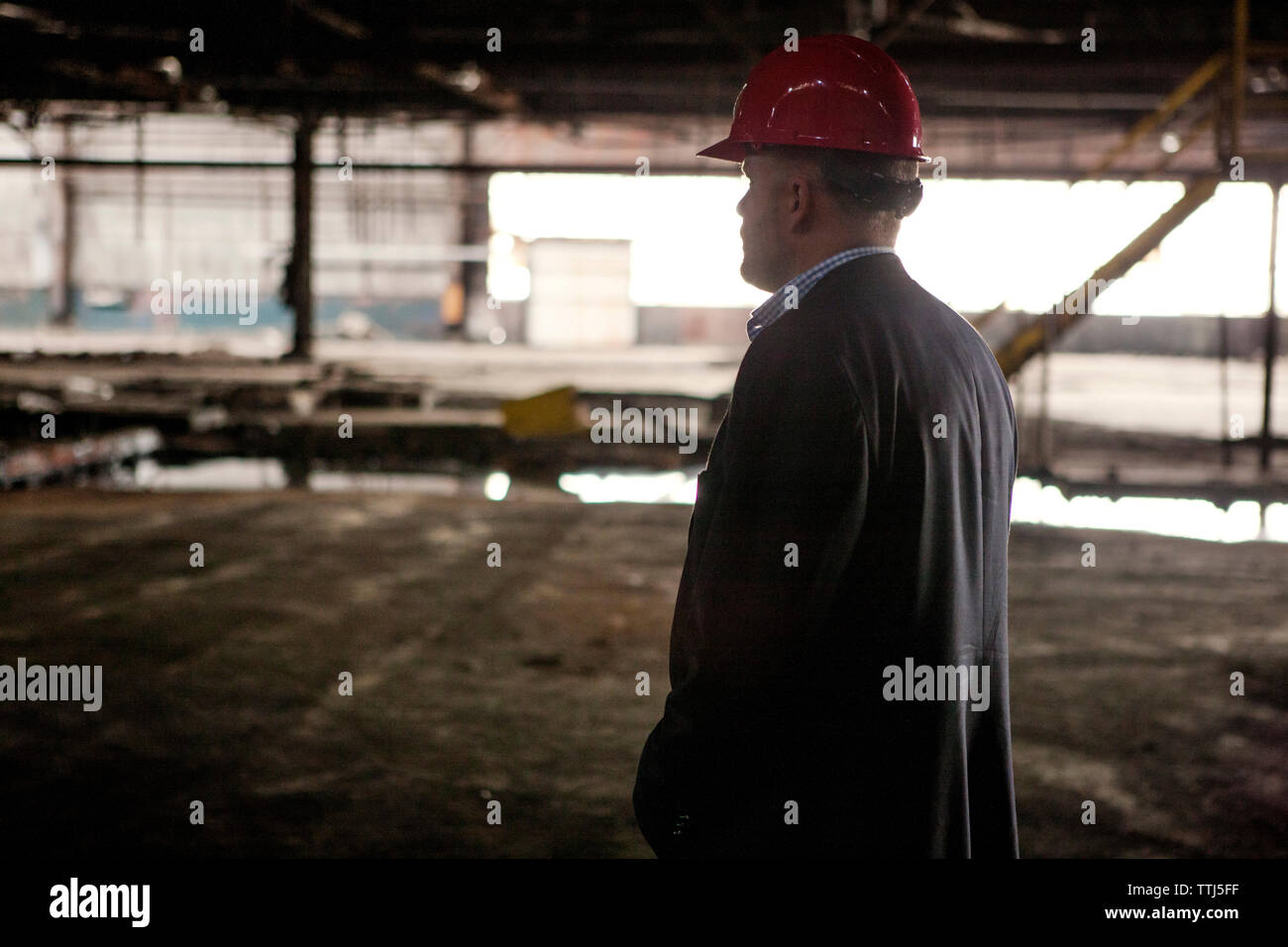 Seitenansicht des Ingenieurs in der Industrie Stockfoto