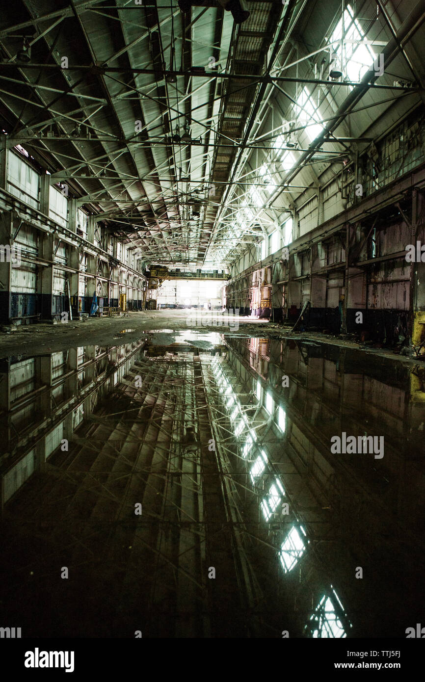 Reflexion der Dach in Pfütze an verlassenen Industrie Stockfoto