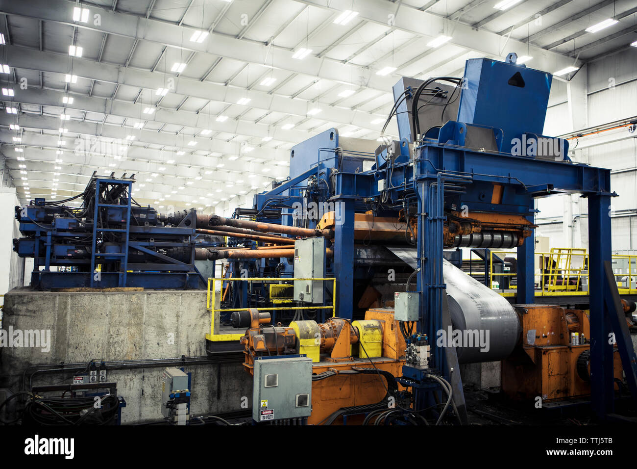 Bleche bis auf Maschinen gerollt werden im Werk gegen Lichtdecke Stockfoto