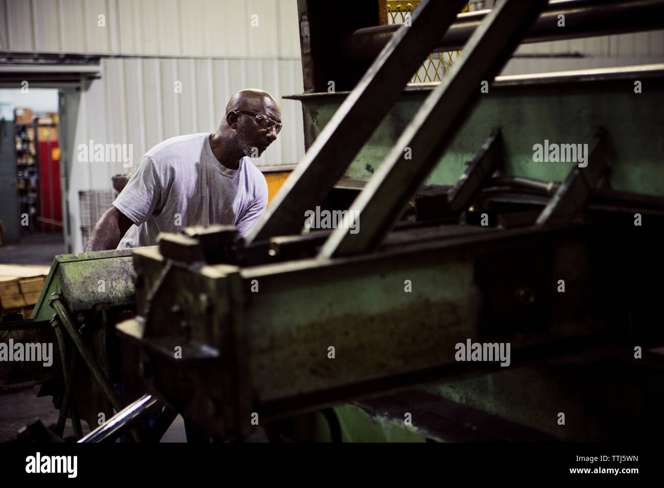 Ernste Arbeiter an den Maschinen in der Metallindustrie arbeiten Stockfoto