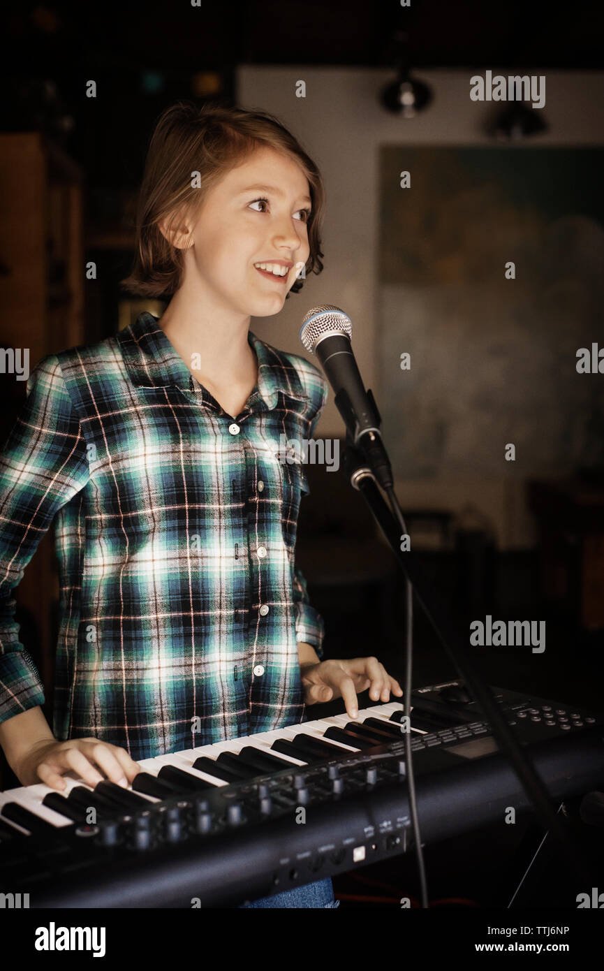 Glückliches Mädchen singen und Klavier spielen Stockfotografie - Alamy