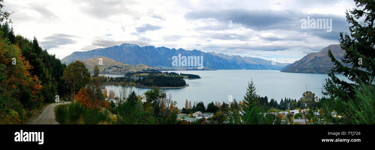 Malerischer Blick auf den See gegen Berge Stockfoto