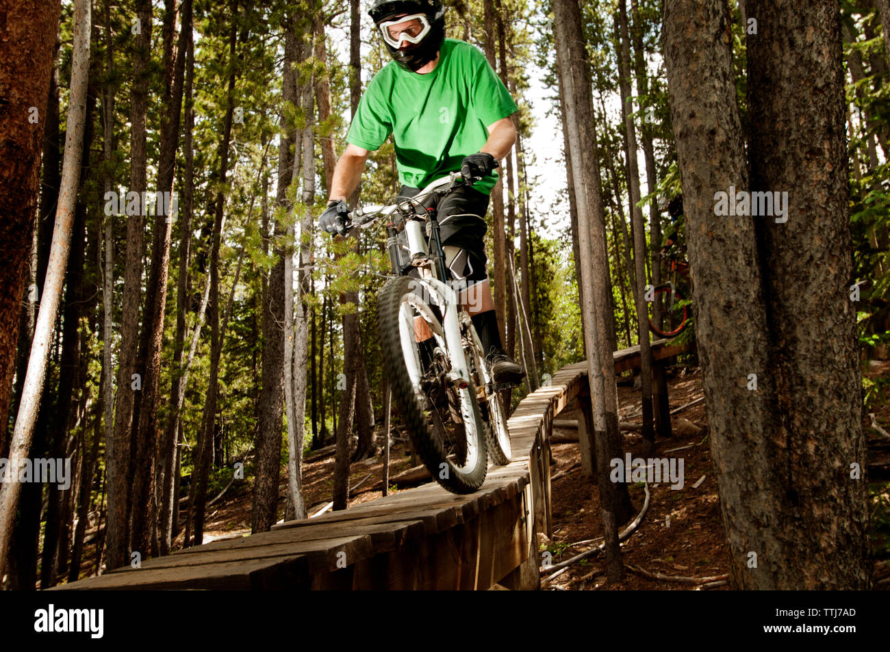 Man Radfahren auf Sport Rampe im Wald Stockfoto