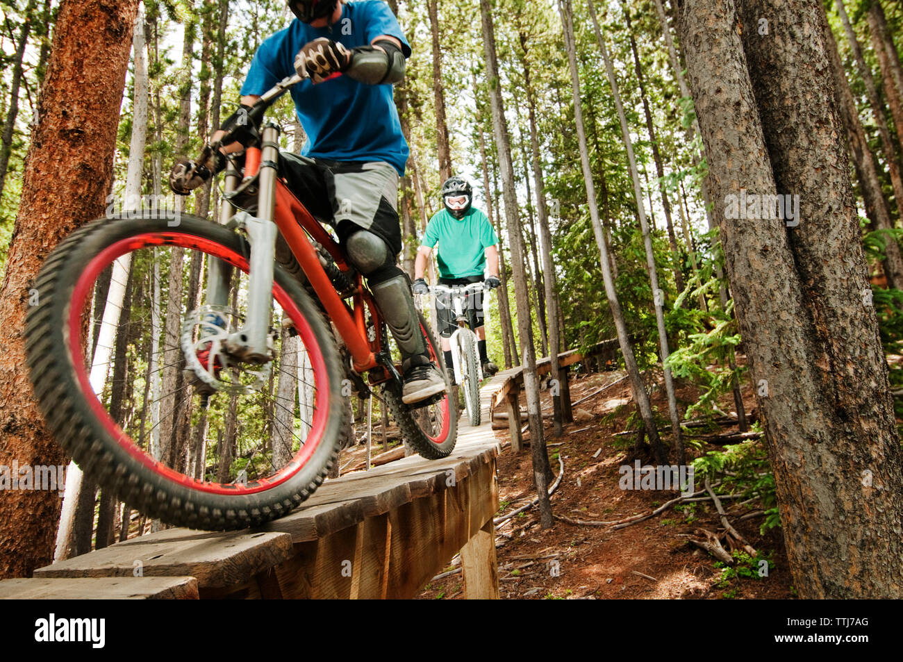 Radfahrer Radfahren auf Sport Rampe im Wald Stockfoto
