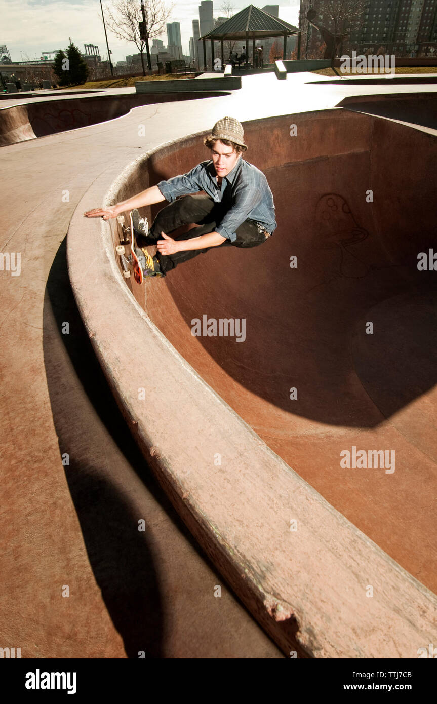 Mann skateboarding auf Sport Rampe Stockfoto