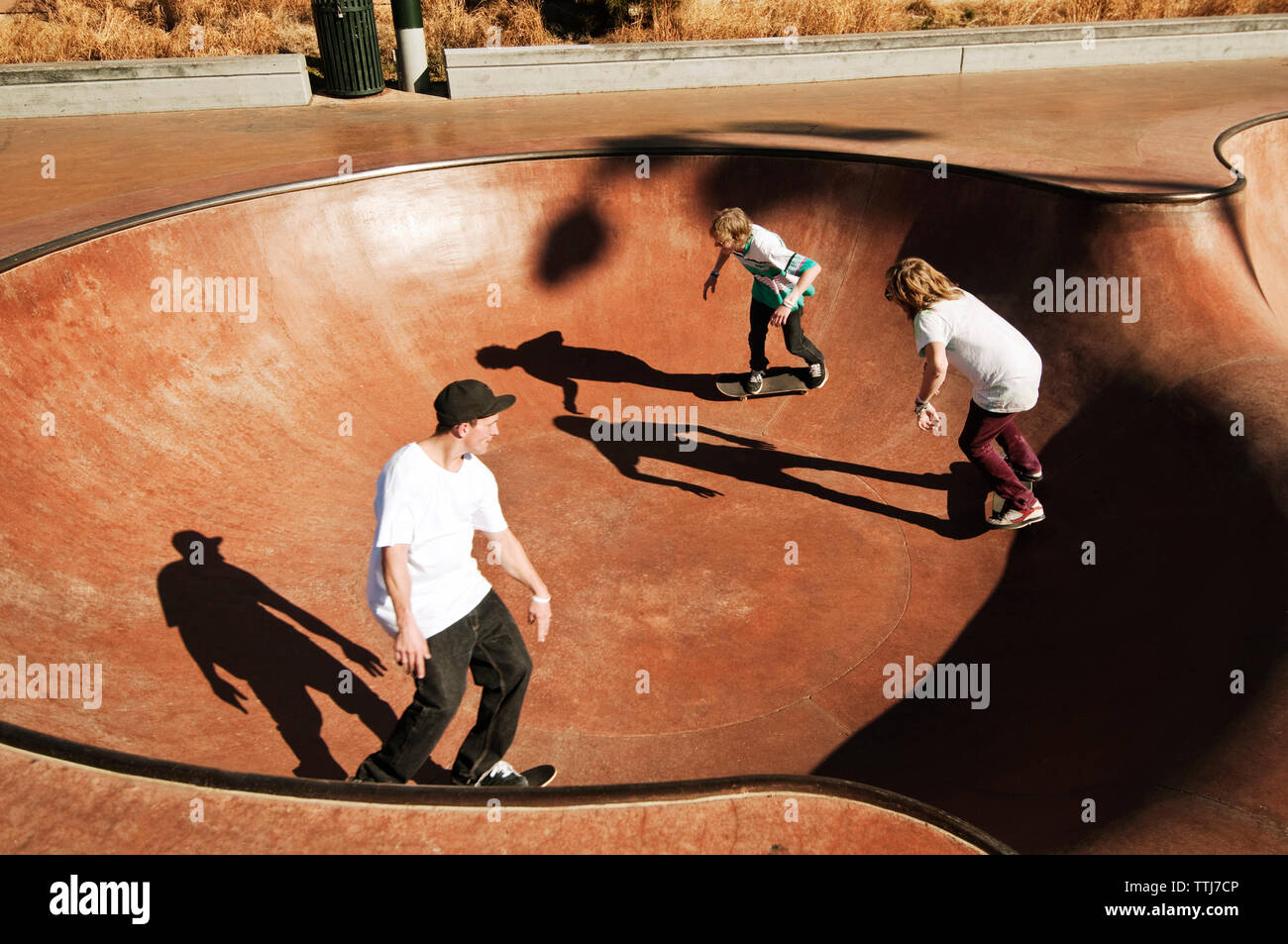Hohe Betrachtungswinkel von Freunden skateboarding auf Sport Rampe Stockfoto