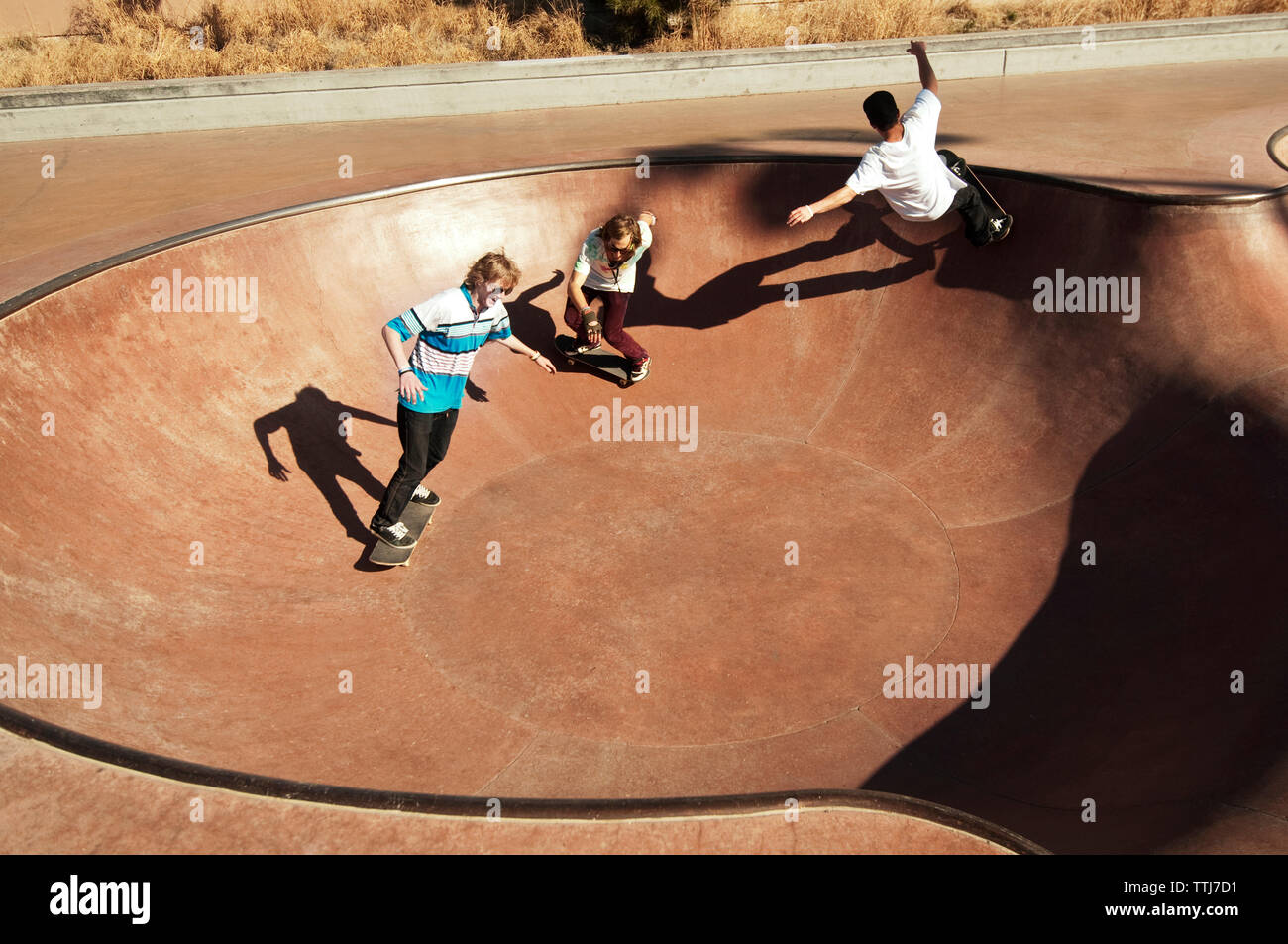 Hohe Betrachtungswinkel und fröhliche Freunde skateboarding auf Sport Rampe Stockfoto