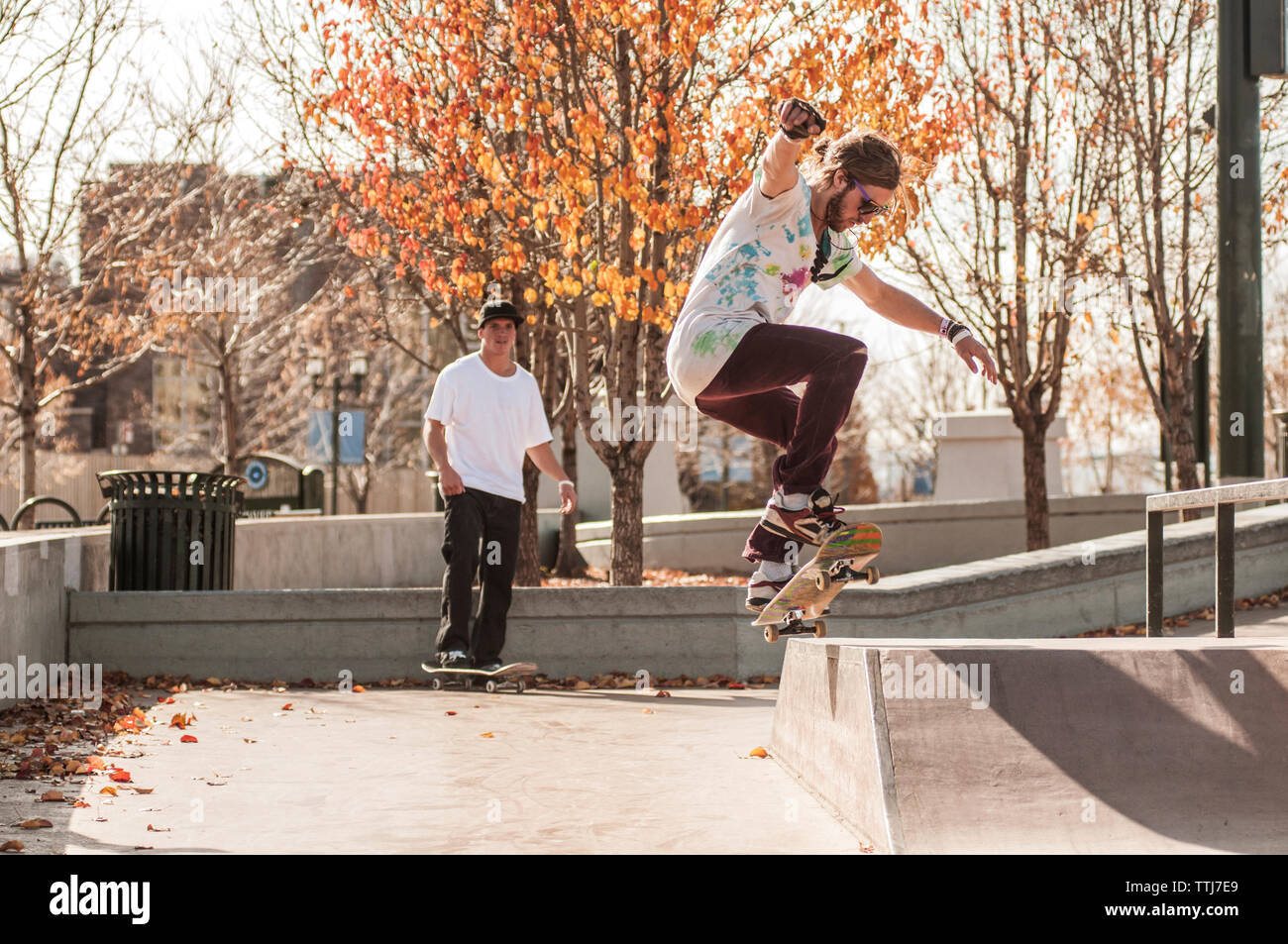 Freunde skateboarding auf Sport Rampe im Park Stockfoto