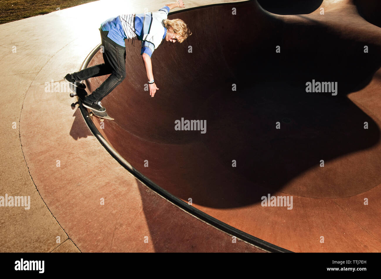 Hohen winkel Menschenbild skateboarding auf Sport Rampe Stockfoto