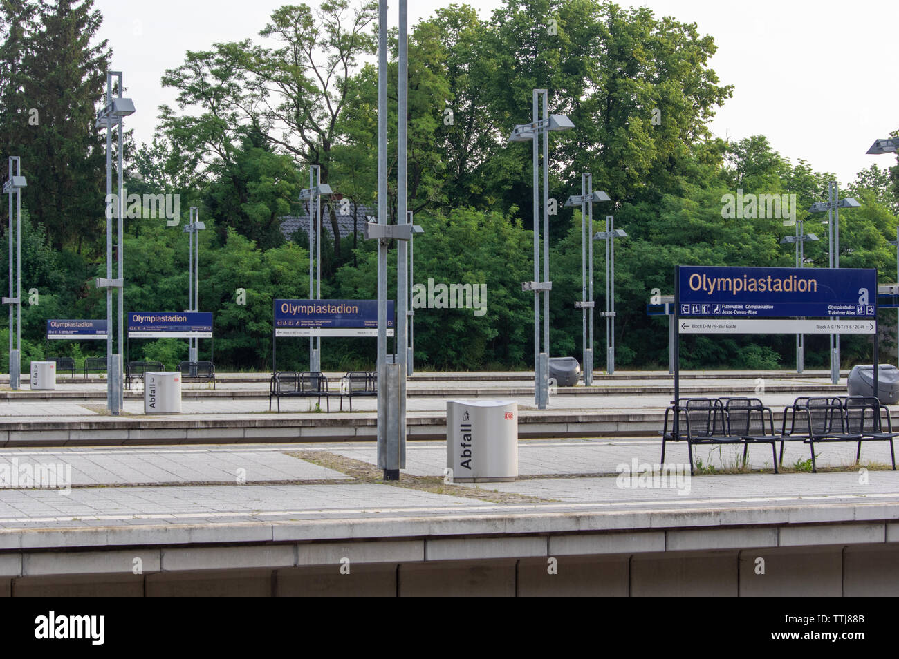 Leere Plattformen am Olympiastadion S-Bahn statino in Berlin Stockfoto