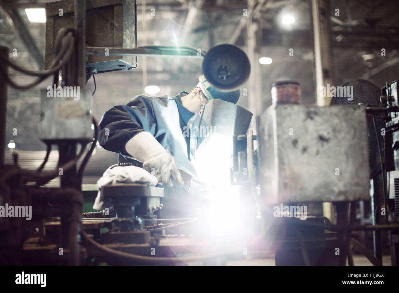 Arbeiter schweißen in der Factory Stockfoto