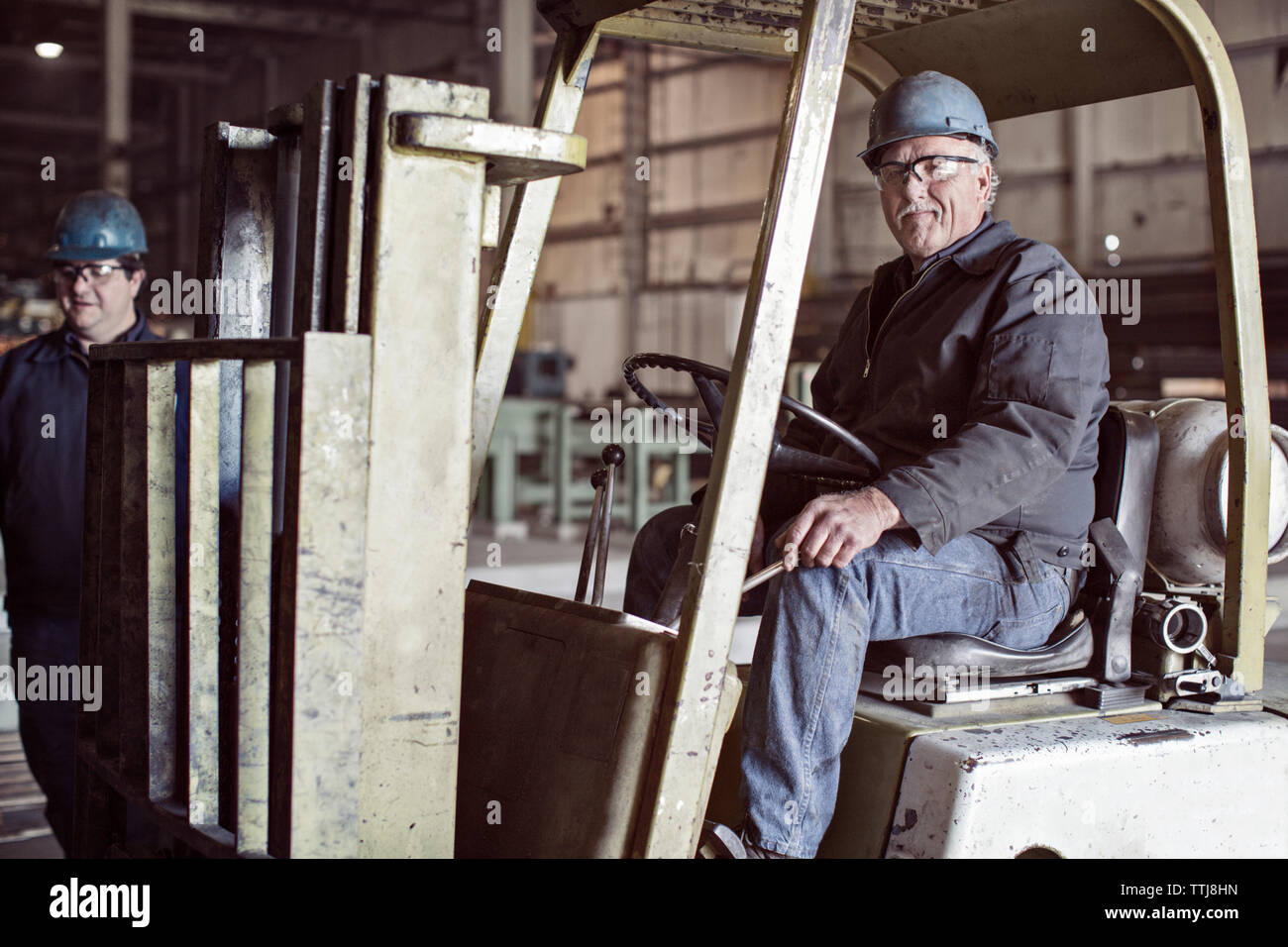 Porträt der Mann sitzt auf Gabelstapler in der Factory Stockfoto