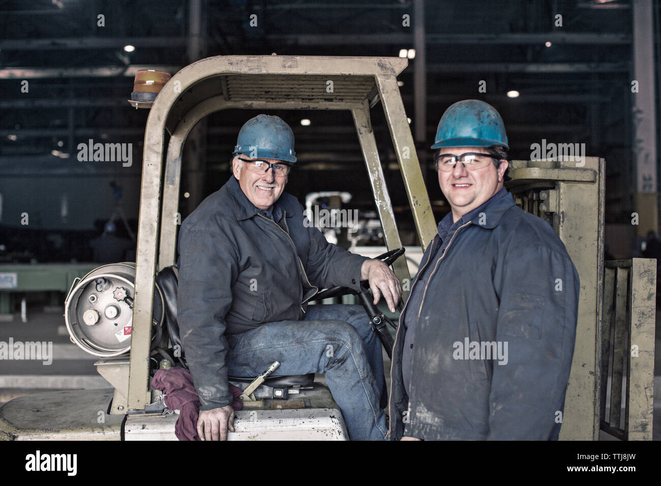 Portrait von glückliche Arbeiter in der Fabrik Stockfoto
