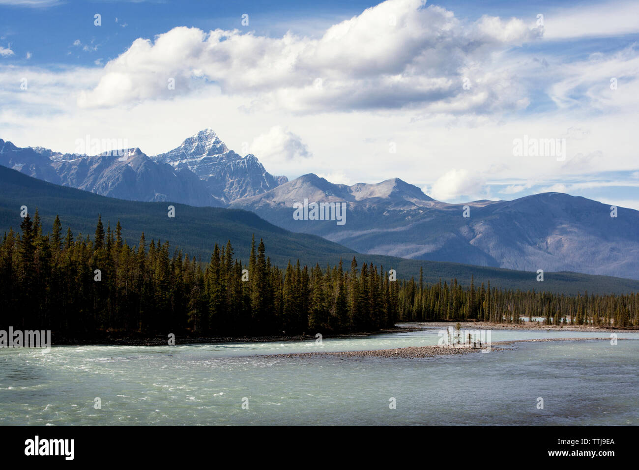 Malerischer Blick auf den See gegen Berge Stockfoto