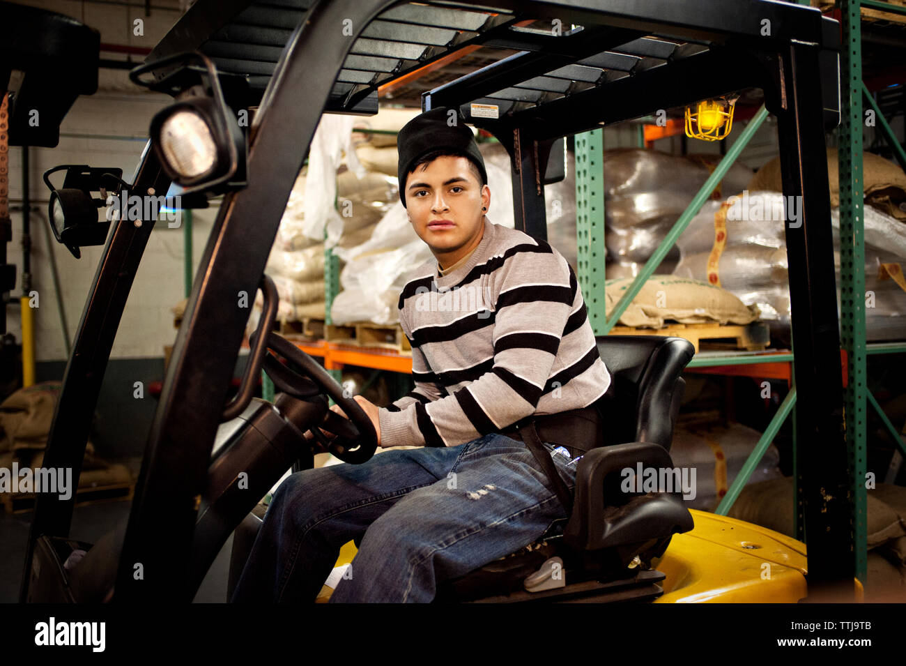 Porträt des Menschen sitzen in Gabelstapler im Lager Stockfoto