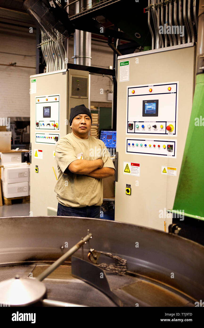 Portrait von zuversichtlich Arbeiter stehen Kaffeeröster in der Industrie Stockfoto